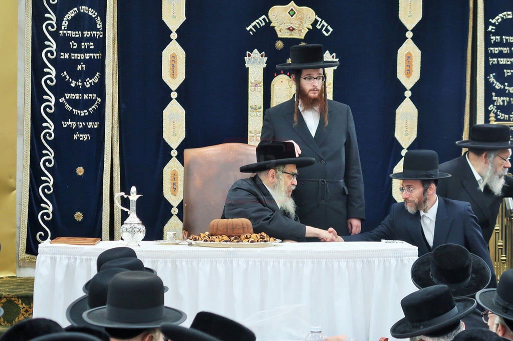 האדמו"ר מסאטמר בטיש לחיים לאחר תפילת שחרית ביום ההילולא