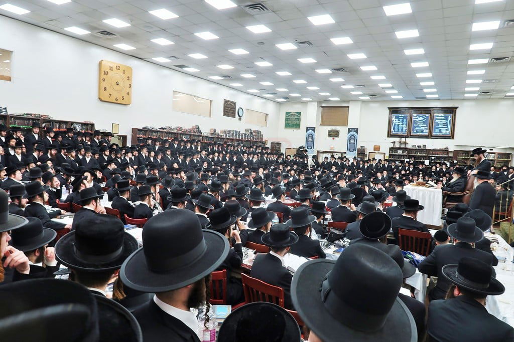 האדמו"ר מסאטמר בטיש לחיים לאחר תפילת שחרית ביום ההילולא