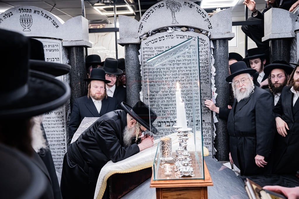 האדמו"ר מסאטמר בעליה לציון הק' של בעל ה'ויואל משה' ביום ההילולא