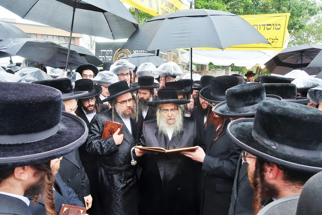 האדמו"ר מסאטמר בעליה לציון הק' של בעל ה'ויואל משה' ביום ההילולא