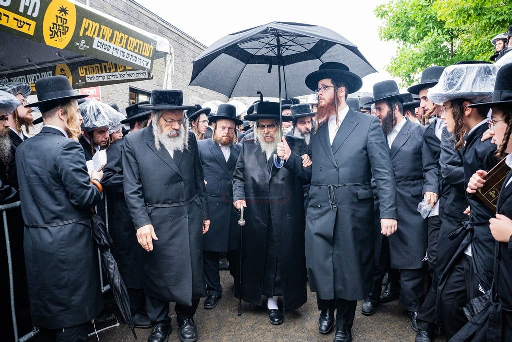 האדמו"ר מסאטמר בעליה לציון הק' של בעל ה'ויואל משה' ביום ההילולא