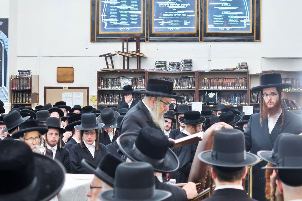 האדמו"ר מסאטמר בטיש לחיים לאחר תפילת שחרית ביום ההילולא