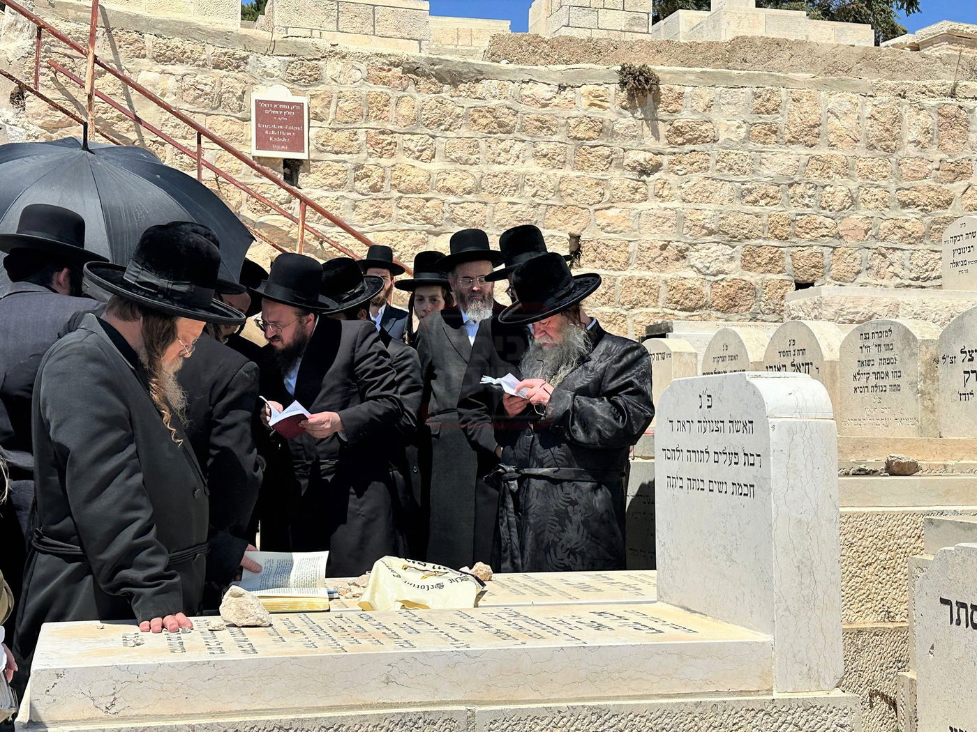 האחים האדמו"רים ממודז'יץ וקוזמיר בתפילה ע"י קבר אמם ע"ה