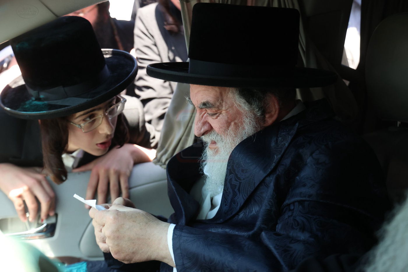 האדמו"ר מויז'ניץ בתפילה בציון ה'דמשק אליעזר' ב'הר הזיתים'