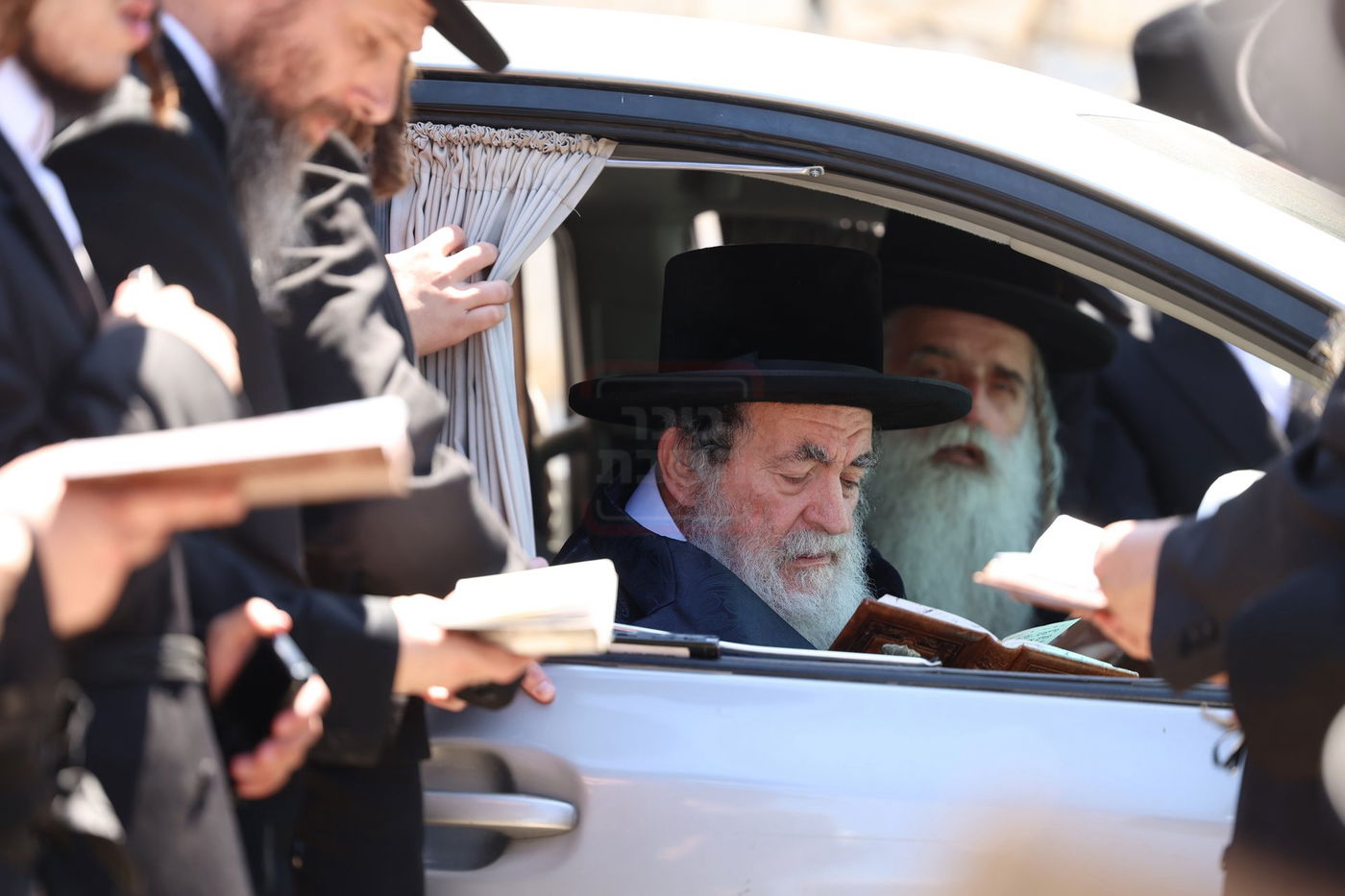 האדמו"ר מויז'ניץ בתפילה בציון ה'דמשק אליעזר' ב'הר הזיתים'