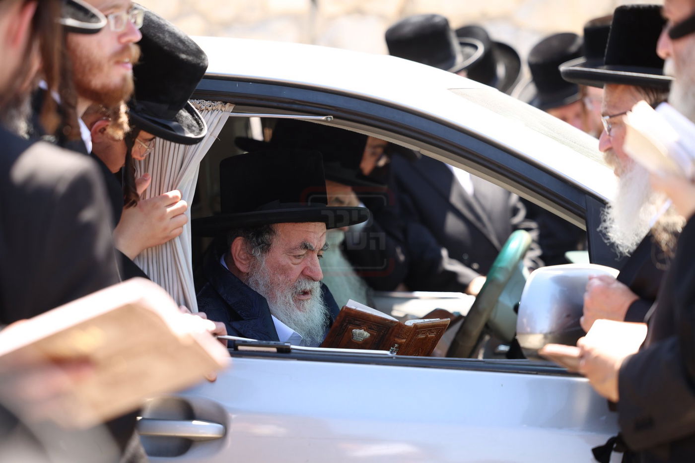 האדמו"ר מויז'ניץ בתפילה בציון ה'דמשק אליעזר' ב'הר הזיתים'