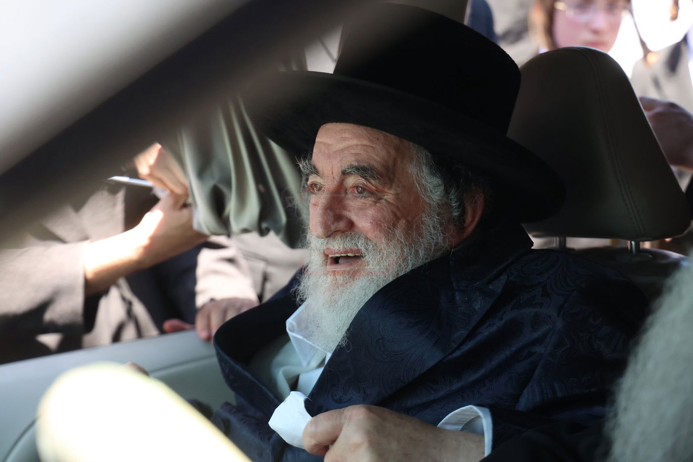 האדמו"ר מויז'ניץ בתפילה בציון ה'דמשק אליעזר' ב'הר הזיתים'