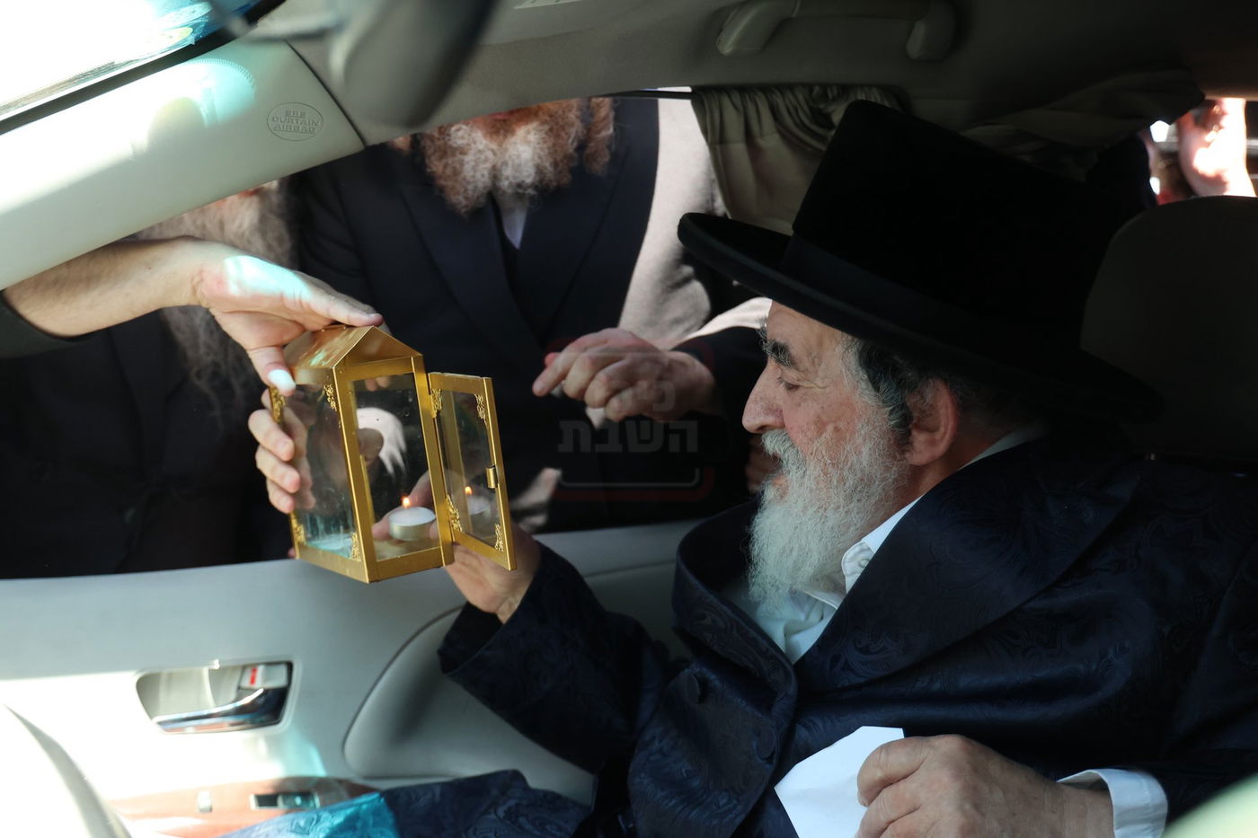 האדמו"ר מויז'ניץ בתפילה בציון ה'דמשק אליעזר' ב'הר הזיתים'