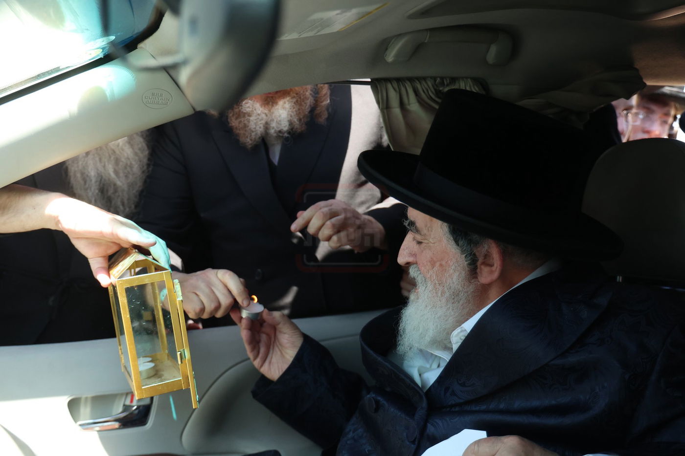 האדמו"ר מויז'ניץ בהדלקת נר נשמה לפני התפילה בציון ה'דמשק אליעזר' ב'הר הזיתים'