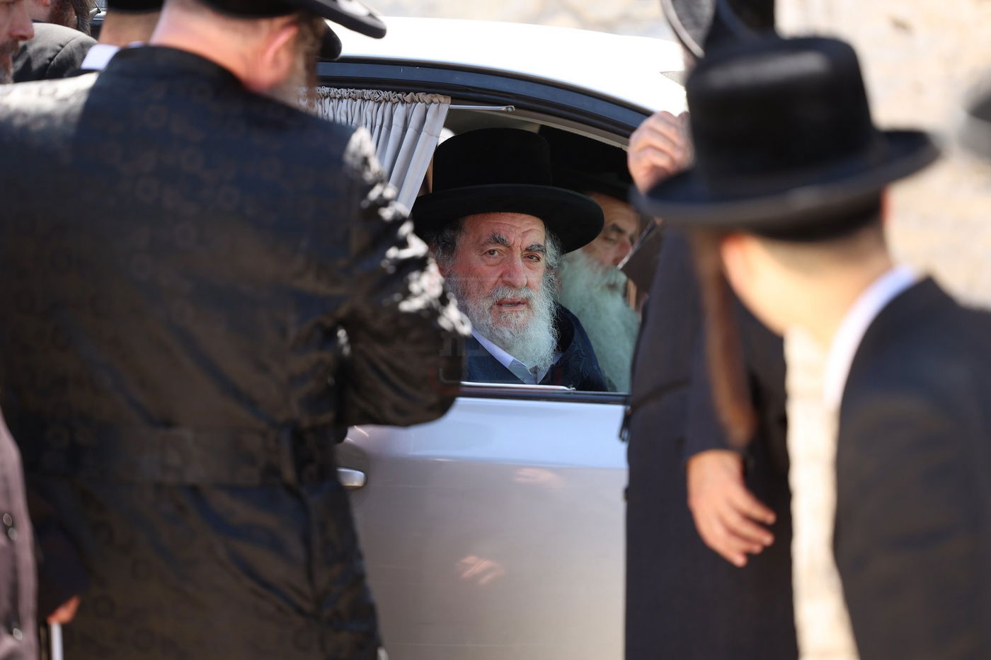 האדמו"ר מויז'ניץ בתפילה בציון ה'דמשק אליעזר' ב'הר הזיתים'