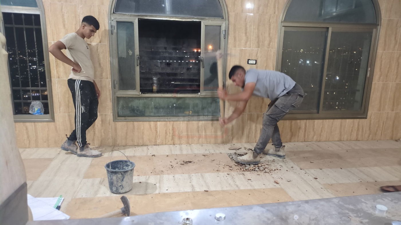 חפירת הקבר באוהל בית קרעטשניף כפי הוראת אחיו, האדמו"ר 