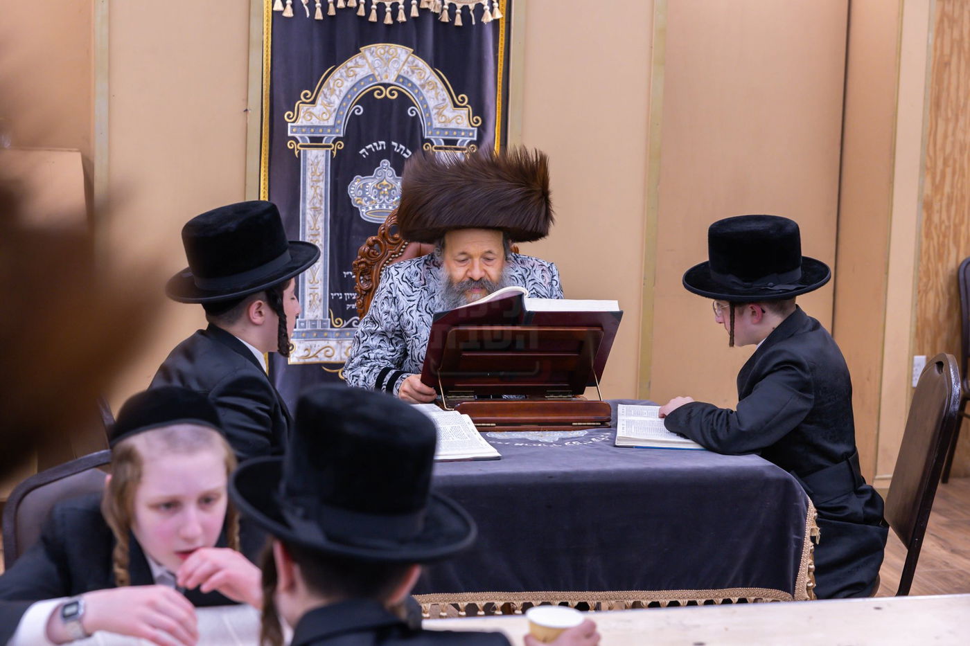 האדמו"ר מבאבוב 45 לומד בחברותא עם שני בחורים