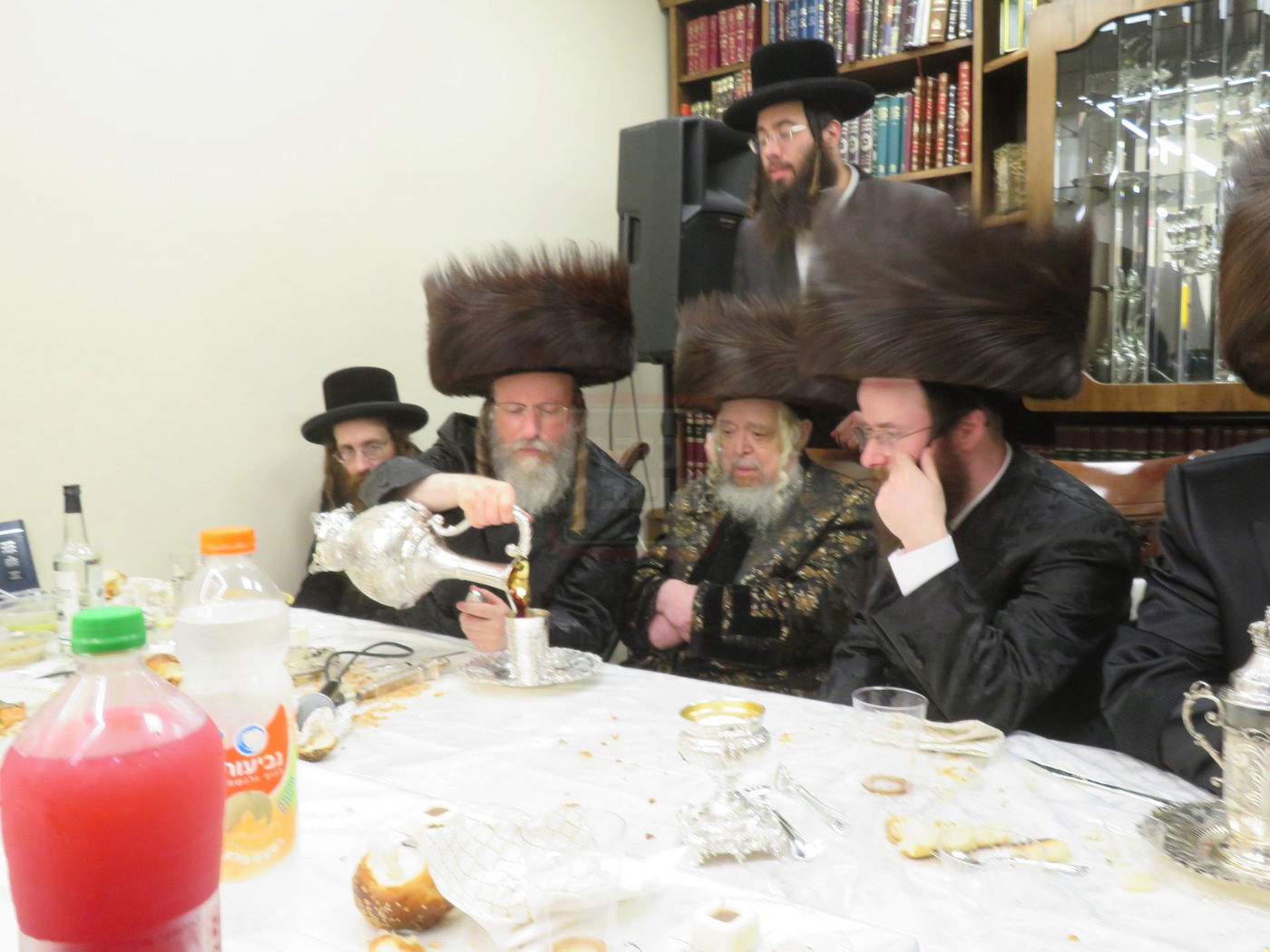 התמונה האחרונה - בשמחת השבע ברכות בחצרות 'עטרת צבי' זידטשוב - ווערדאן 