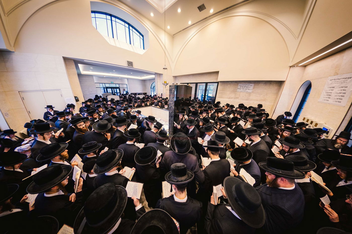 האדמו"ר מטאהש בעליה לציון אביו זי"ע