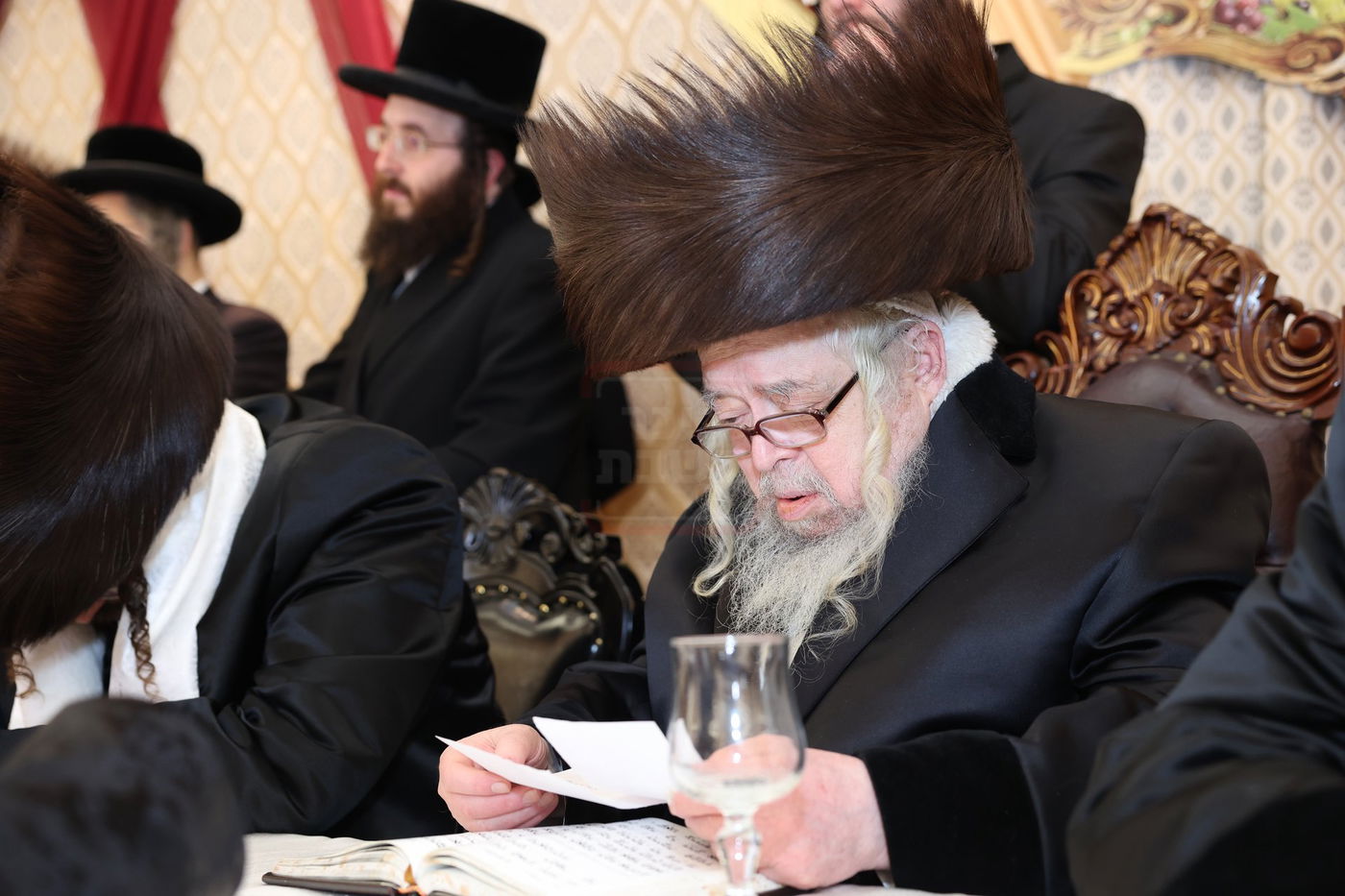 האדמו"ר מקרעטשניף סיגעט זצ"ל בשמחת נישואי נכדתו