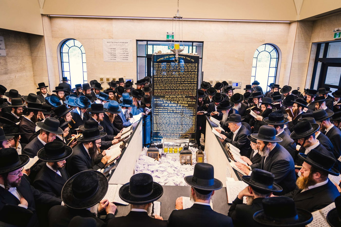 האדמו"ר מטאהש בעליה לציון אביו זי"ע