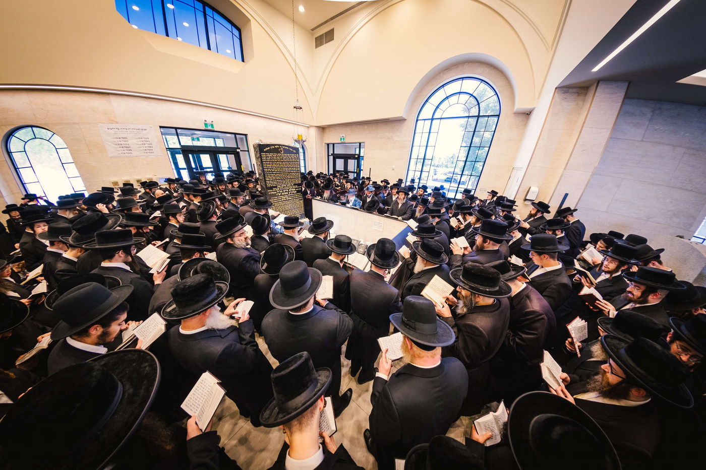 האדמו"ר מטאהש בעליה לציון אביו זי"ע