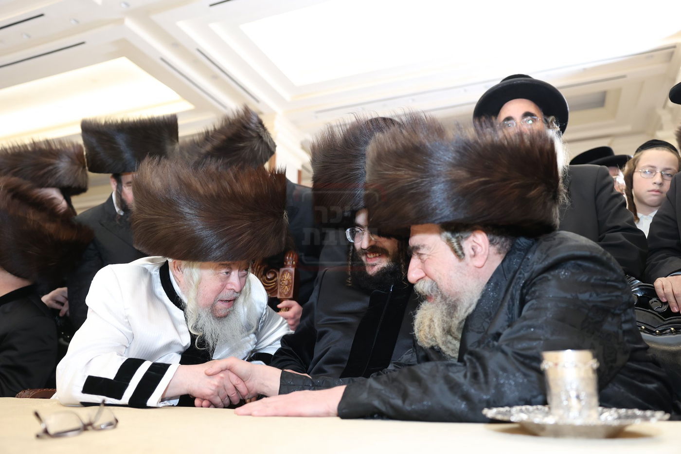 האדמו"ר מקרעטשניף סיגעט זצ"ל בשמחת נישואי נכדתו