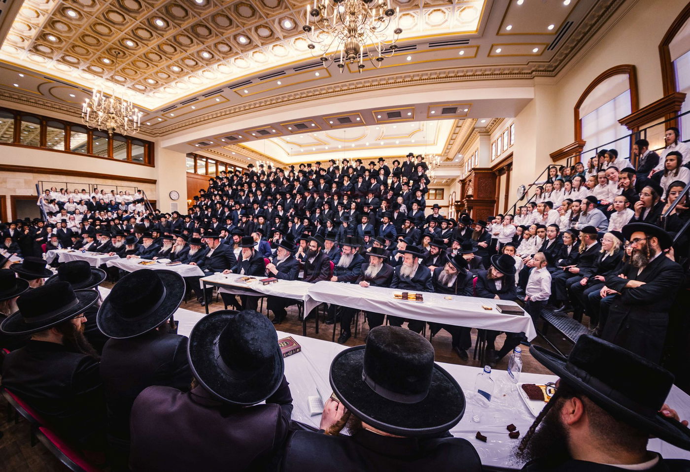 האדמו"ר מטאהש בטיש לחיים לאחר התפילה ביומא דהילולא