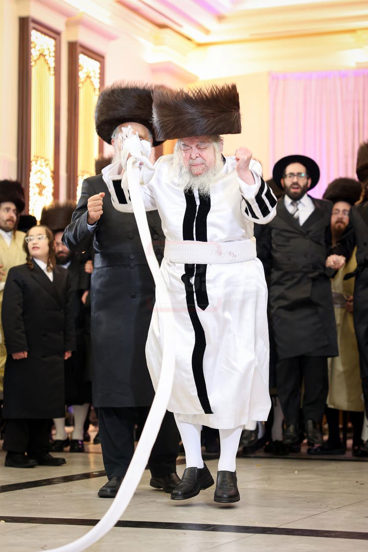 האדמו"ר מקרעטשניף סיגעט זצ"ל בשמחת נישואי נכדתו