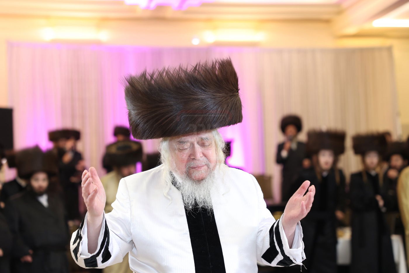 האדמו"ר מקרעטשניף סיגעט זצ"ל בשמחת נישואי נכדתו