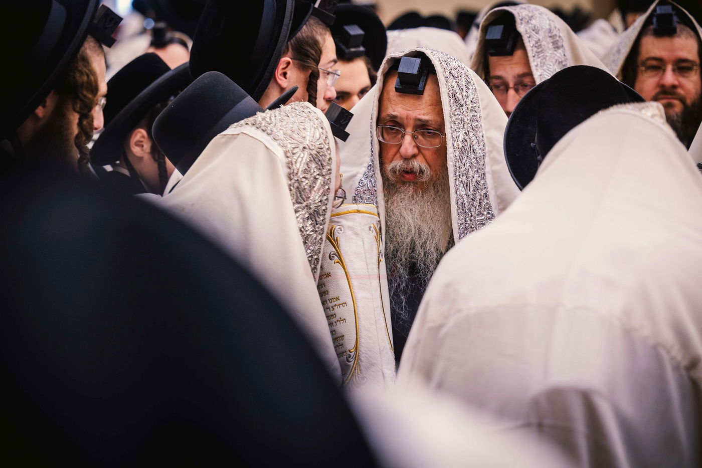 האדמו"ר מטאהש בהוצאת ספר תורה ביום ההילולא