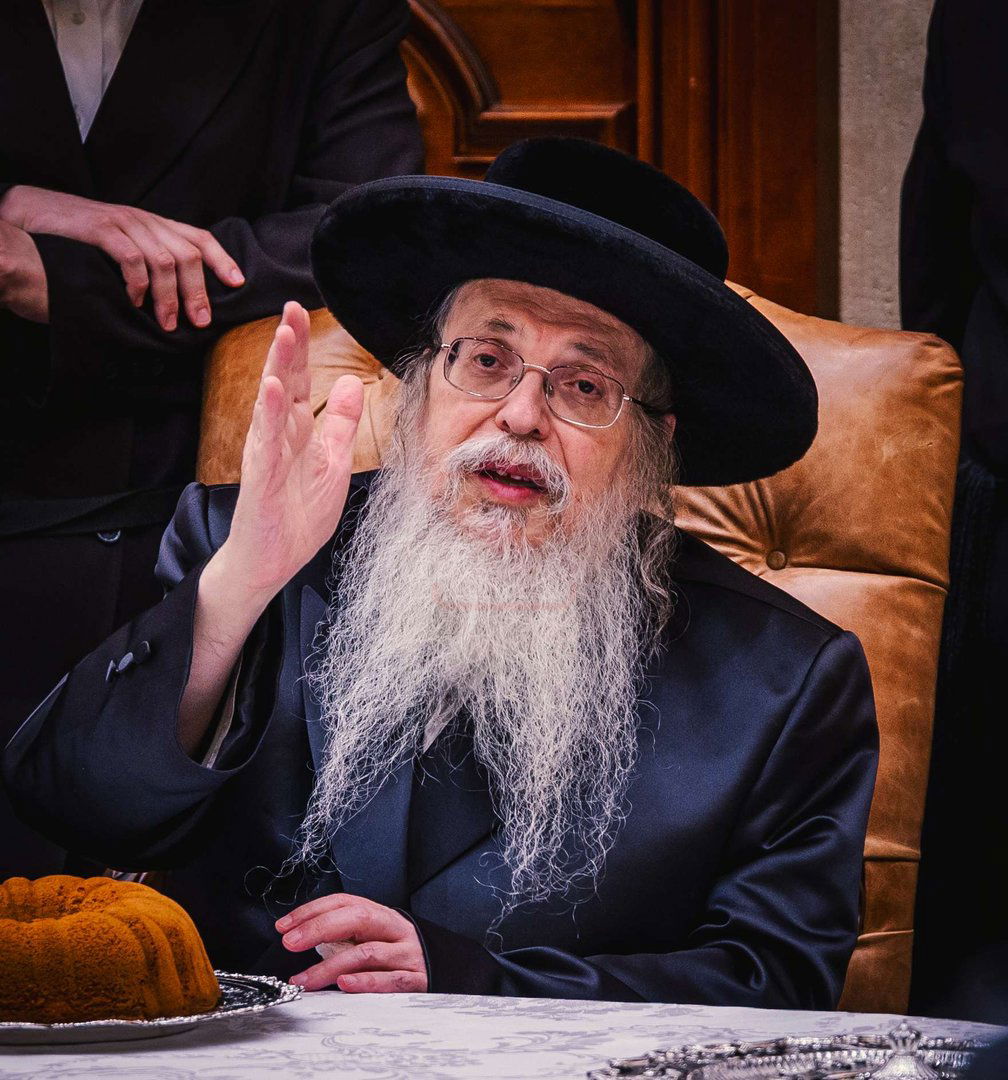 האדמו"ר מטאהש בטיש לחיים לאחר התפילה ביומא דהילולא