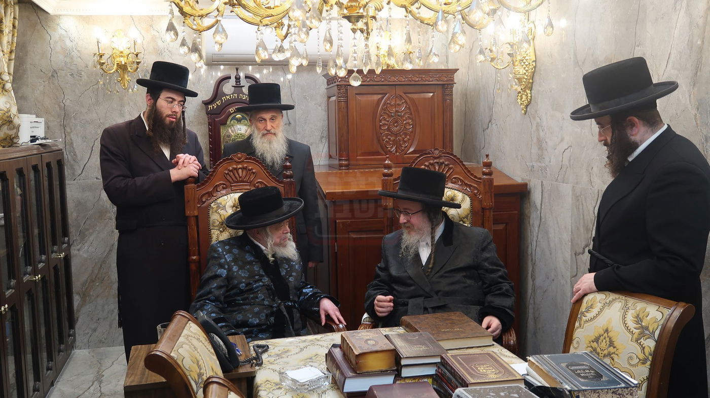 עם יבלחט"א גיסו האדמו"ר מביאלה ב"ב