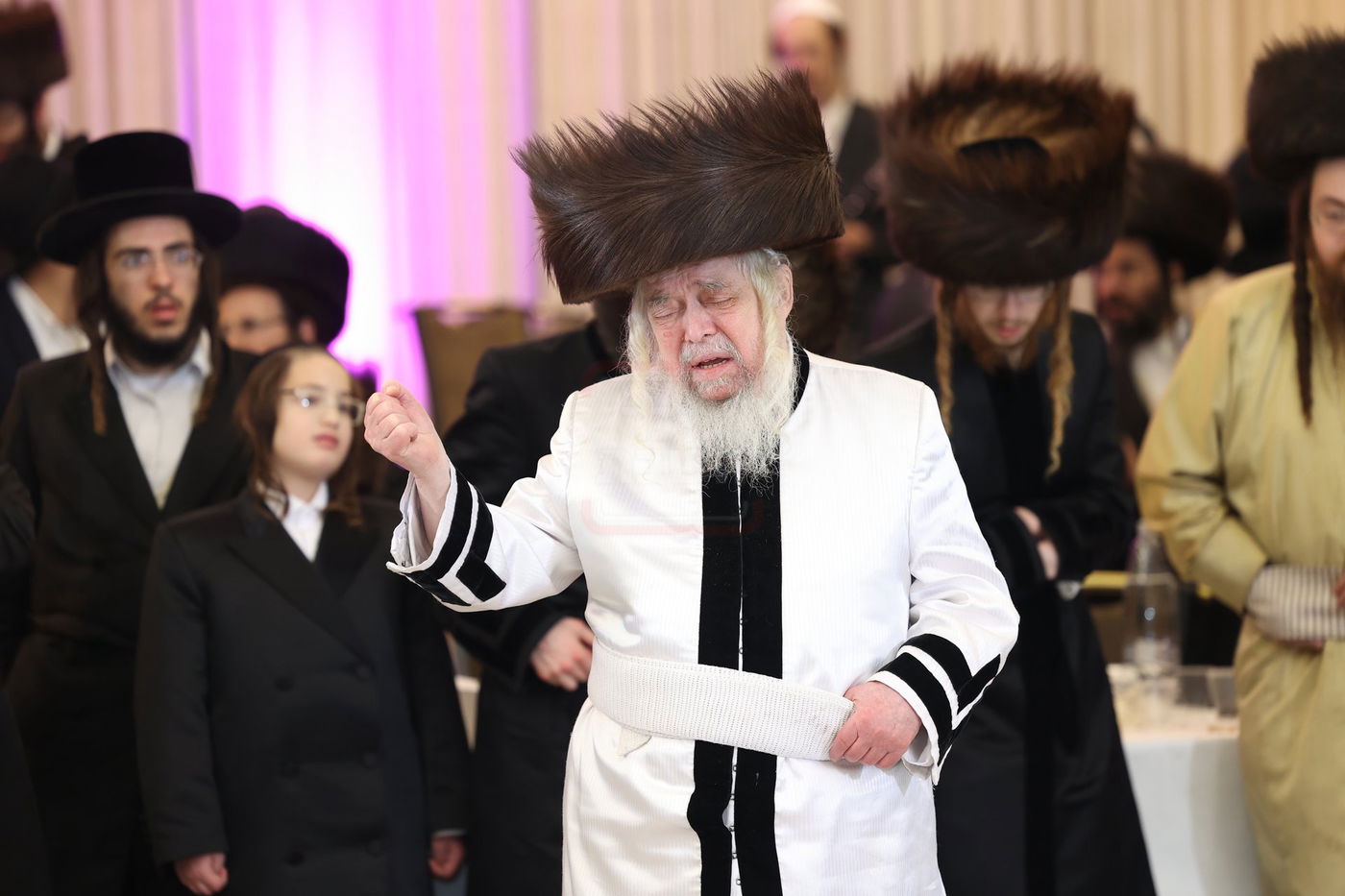 האדמו"ר מקרעטשניף סיגעט זצ"ל בשמחת נישואי נכדתו