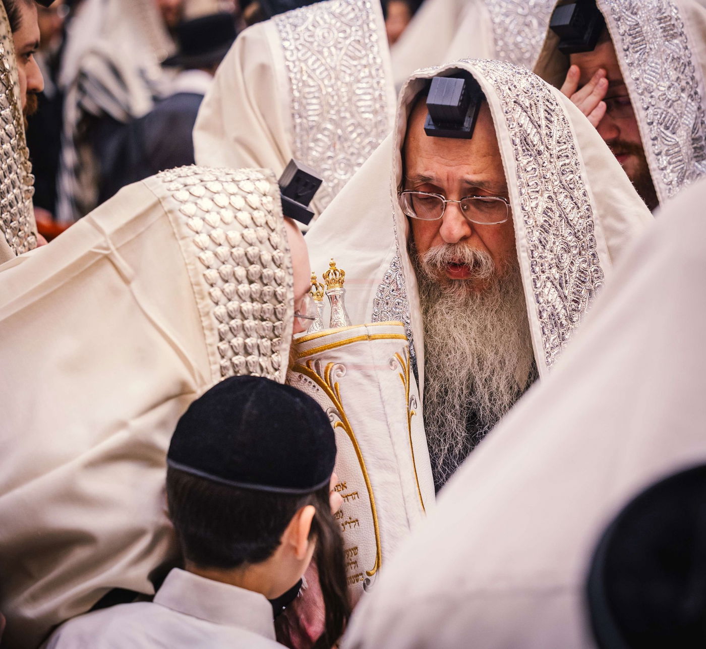 האדמו"ר מטאהש בהוצאת ספר התורה ביומא דהילולא