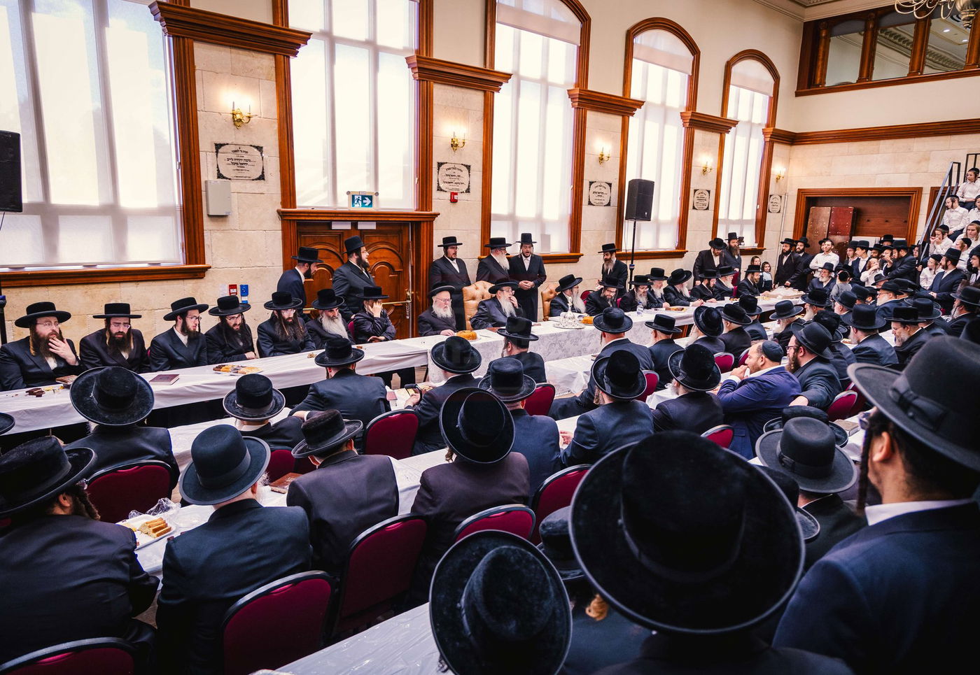 האדמו"ר מטאהש בטיש לחיים לאחר התפילה ביומא דהילולא