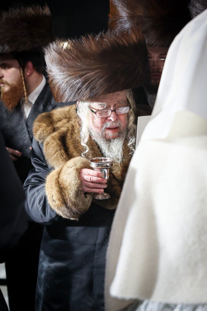 האדמו"ר מקרעטשניף סיגעט זצ"ל בשמחת נישואי נכדתו