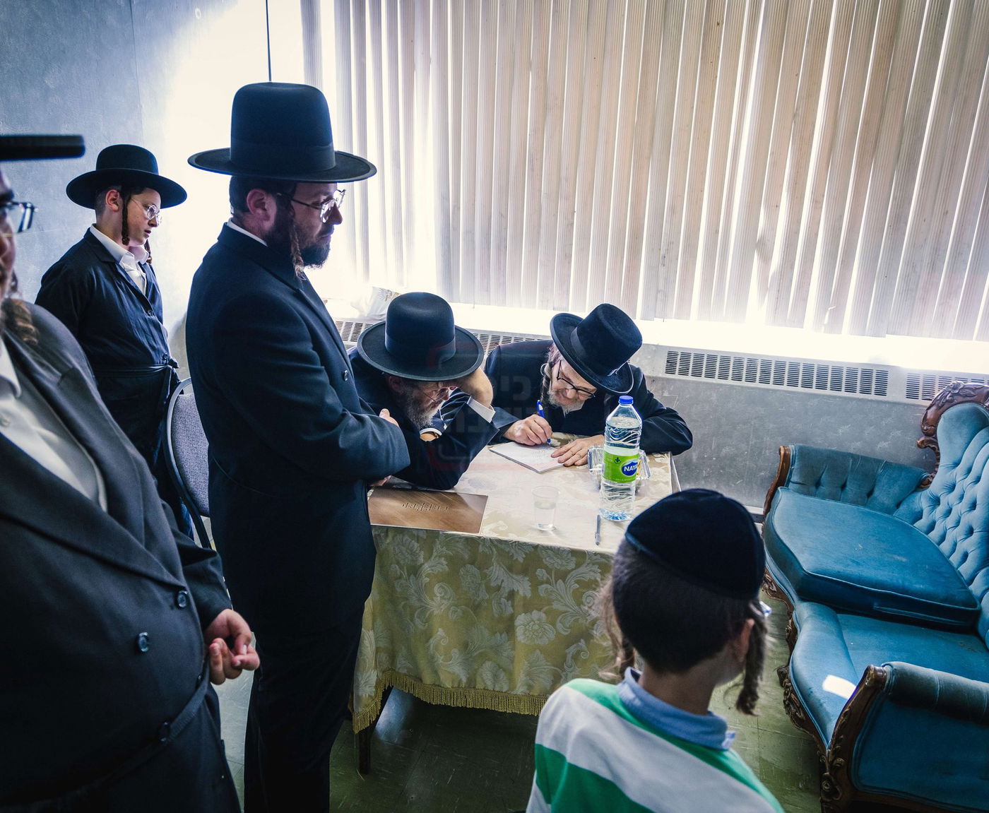 החסידים כותבים קוויטלעך לפני העליה לציון הק' בטאהש