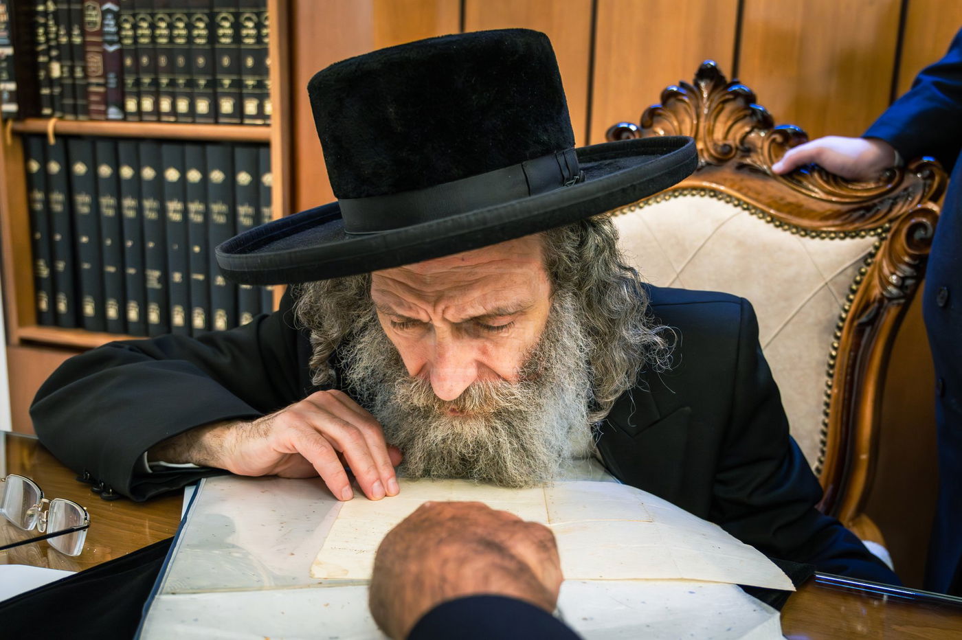 הרה"צ רבי אלימלך בידרמן עם כתב ידו הנדירה של ה'בת עין'