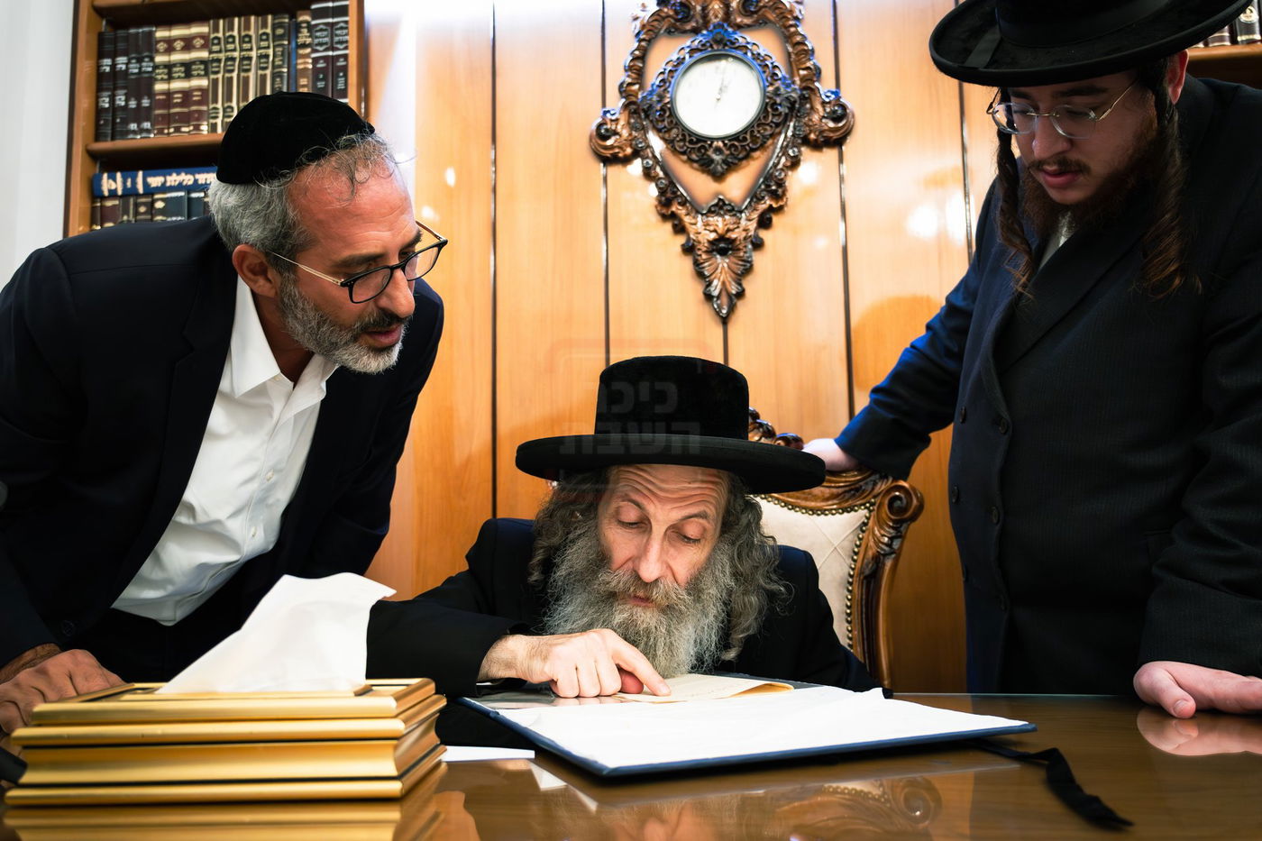 הרה"צ רבי אלימלך בידרמן עם כתב ידו הנדירה של ה'בת עין'