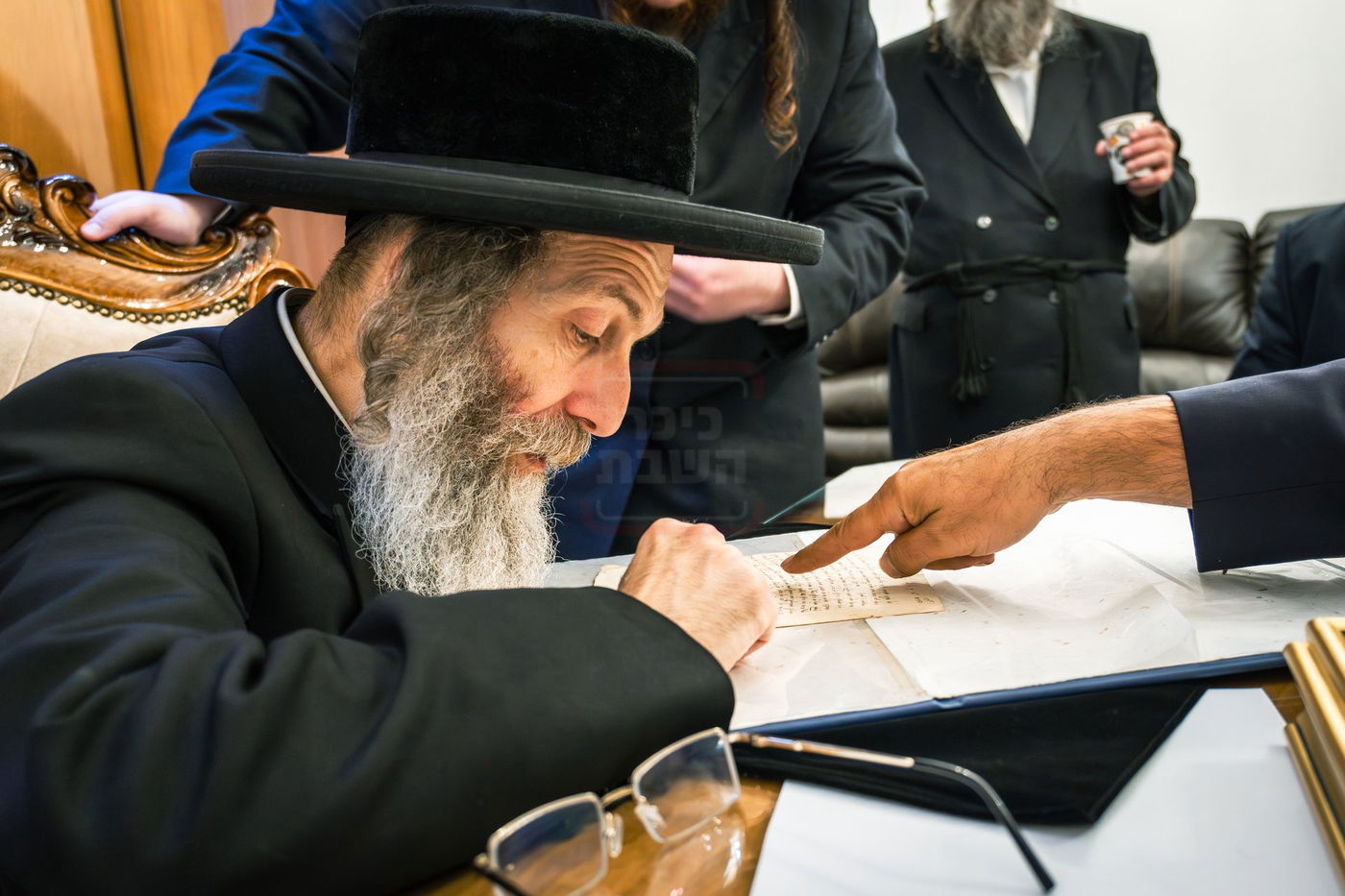 הרה"צ רבי אלימלך בידרמן עם כתב ידו הנדירה של ה'בת עין'