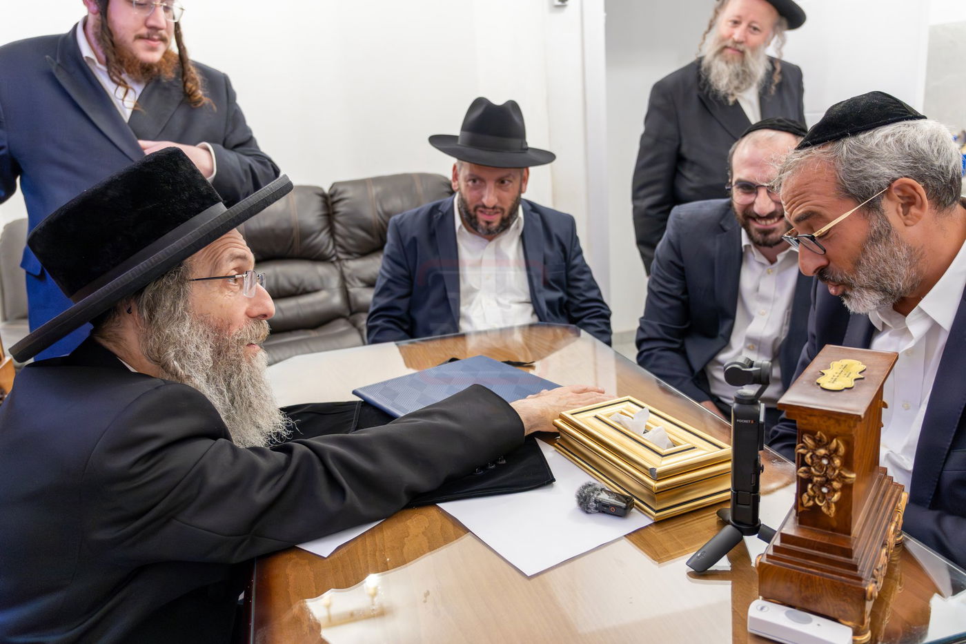 הרה"צ רבי אלימלך בידרמן עם כתב ידו הנדירה של ה'בת עין'