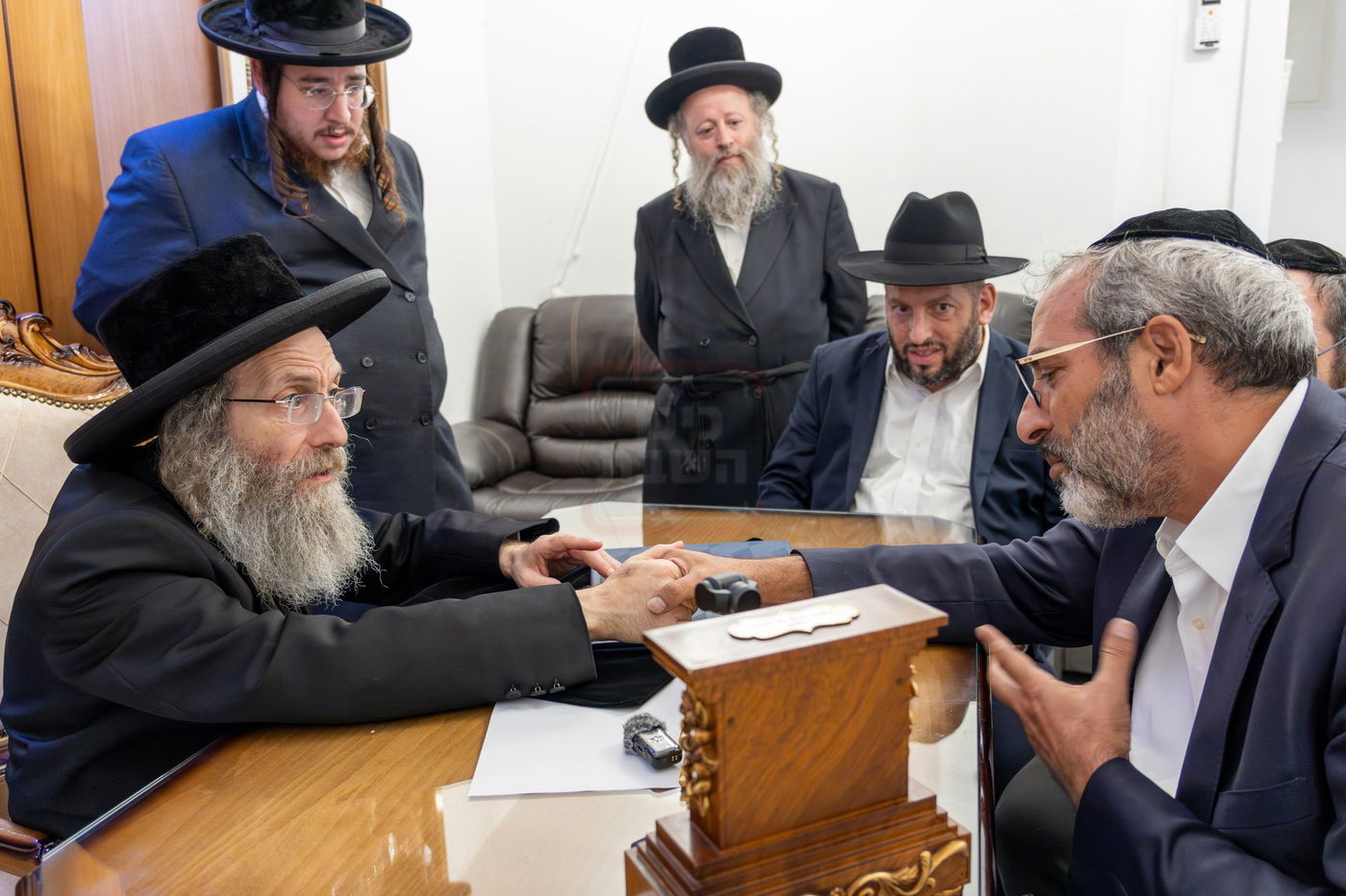 הרה"צ רבי אלימלך בידרמן עם כתב ידו הנדירה של ה'בת עין'