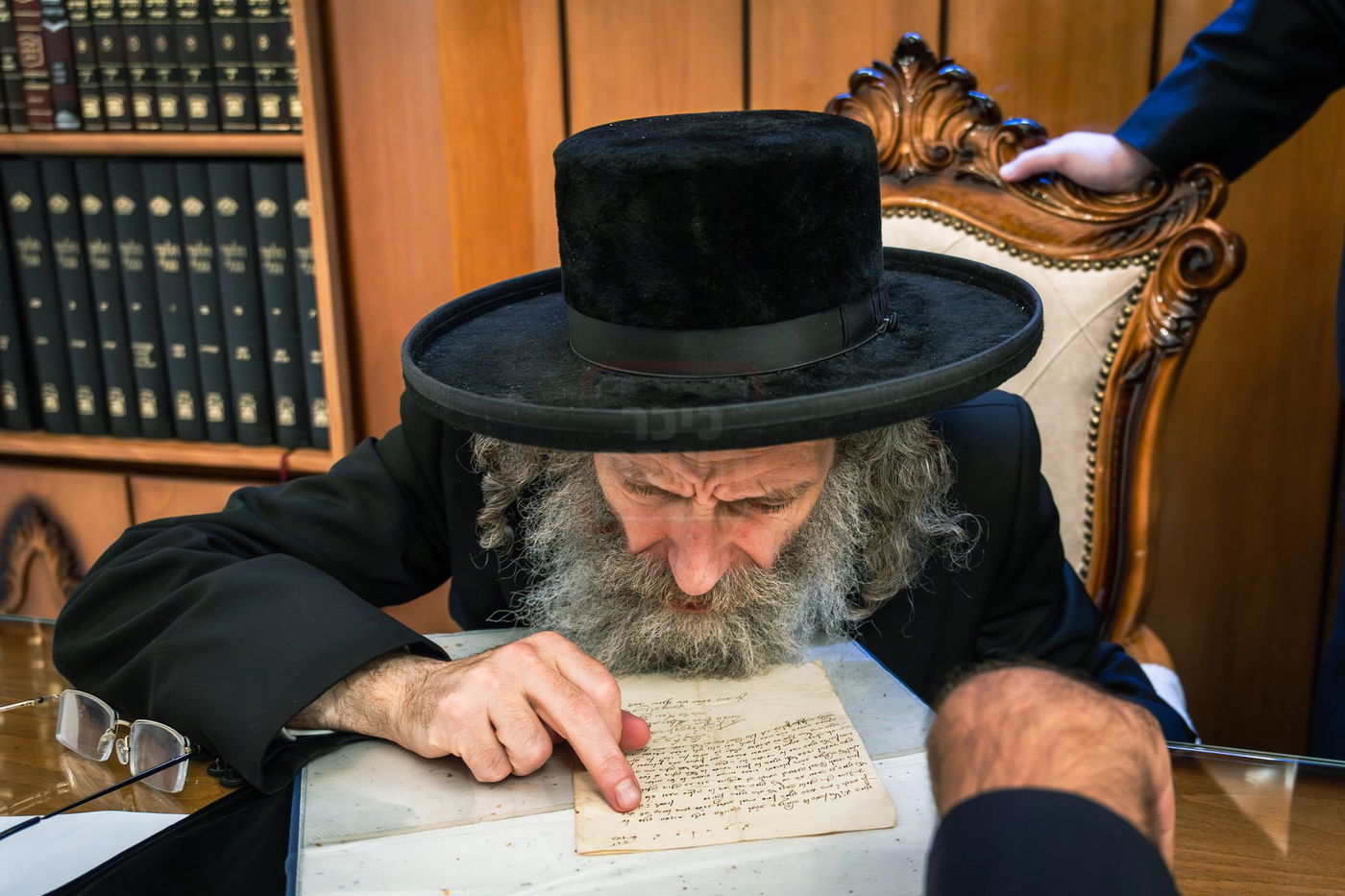 הרה"צ רבי אלימלך בידרמן עם כתב ידו הנדירה של ה'בת עין'