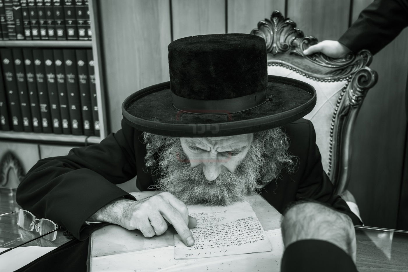 הרה"צ רבי אלימלך בידרמן עם כתב ידו הנדירה של ה'בת עין'