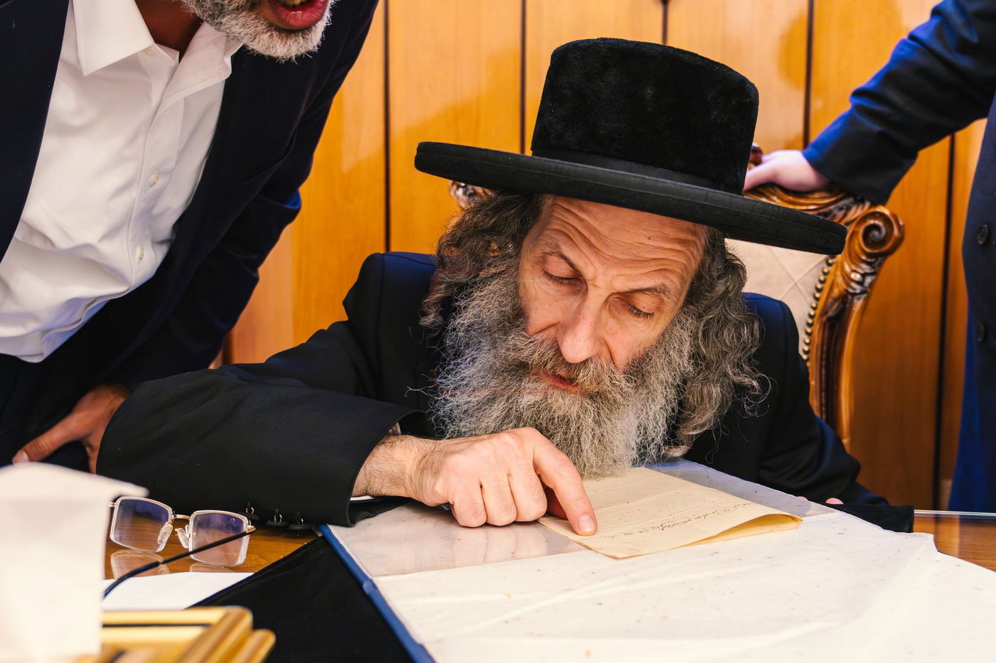 הרה"צ רבי אלימלך בידרמן עם כתב ידו הנדירה של ה'בת עין'