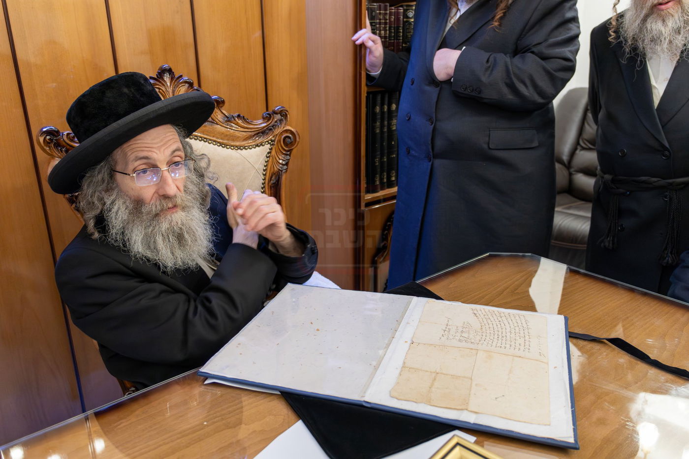 הרה"צ רבי אלימלך בידרמן עם כתב ידו הנדירה של ה'בת עין'