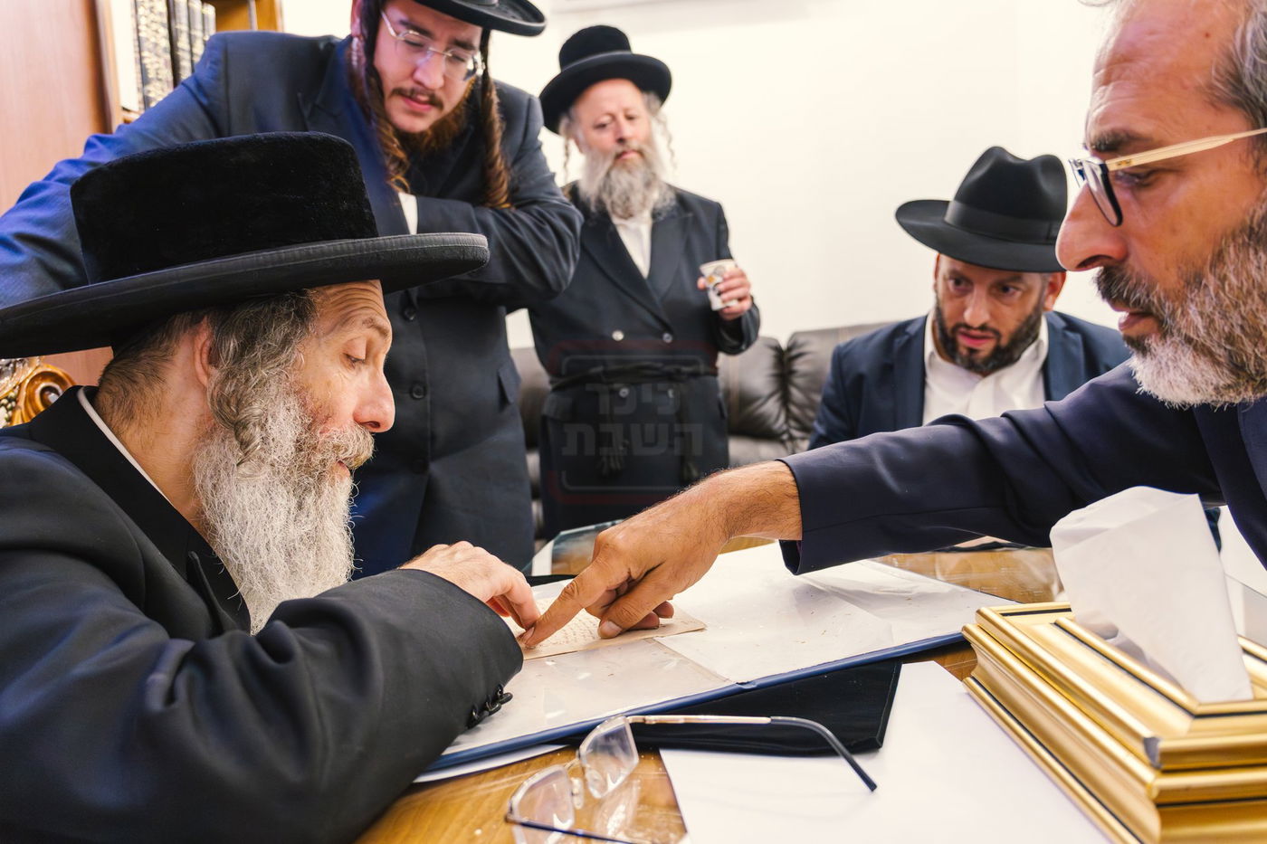 הרה"צ רבי אלימלך בידרמן עם כתב ידו הנדירה של ה'בת עין'