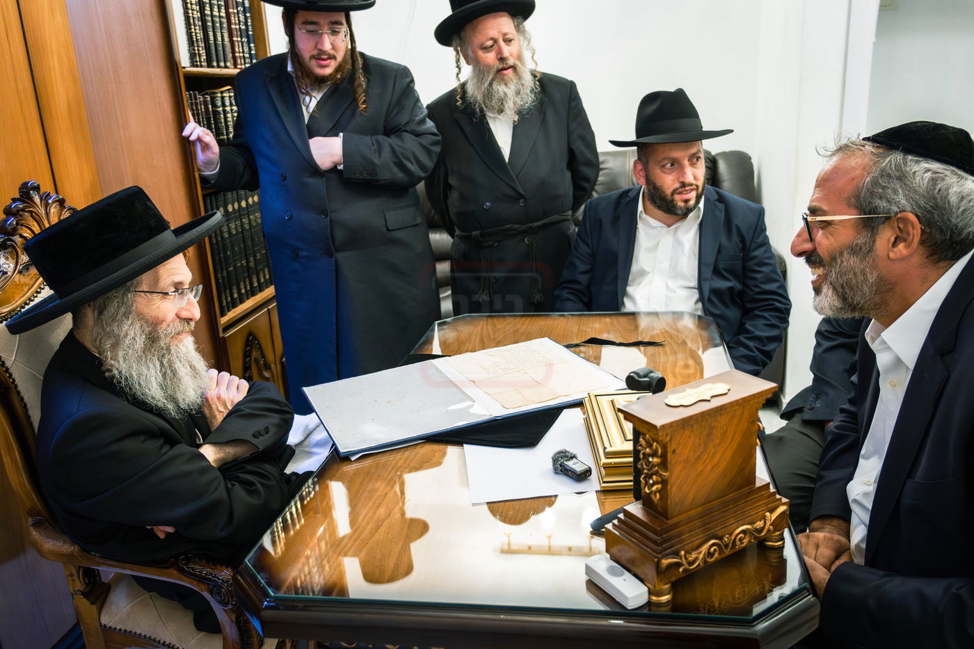 הרה"צ רבי אלימלך בידרמן עם כתב ידו הנדירה של ה'בת עין'