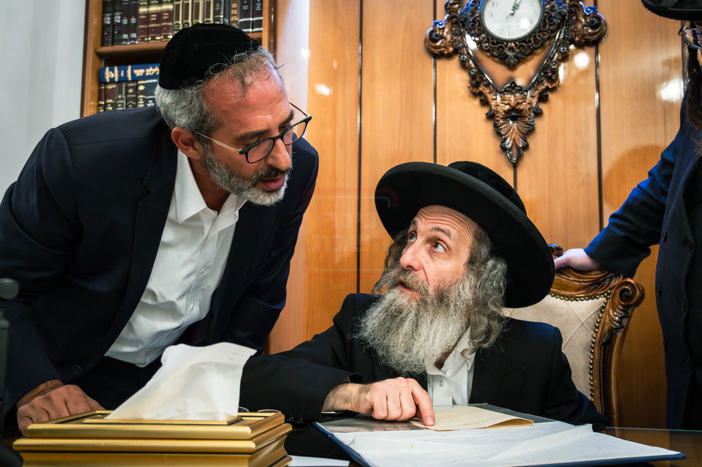 הרה"צ רבי אלימלך בידרמן עם כתב ידו הנדירה של ה'בת עין'