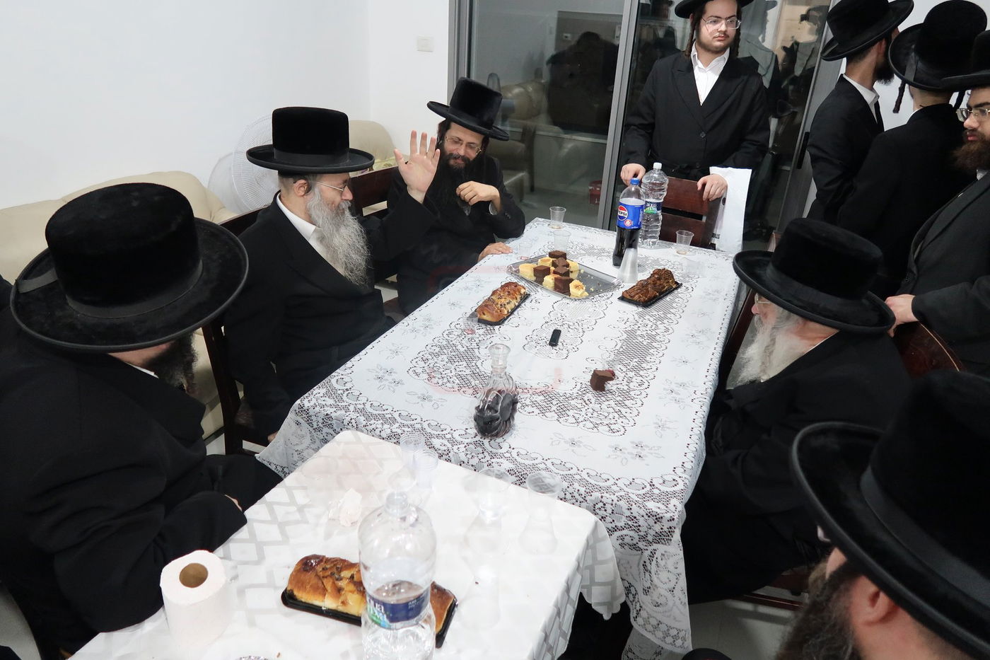 האדמו"ר מחוג חתם סופר בביקור בשכונת מתחם הסופרים בב"ב