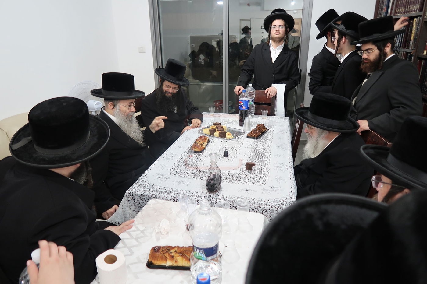 האדמו"ר מחוג חתם סופר בביקור בשכונת מתחם הסופרים בב"ב