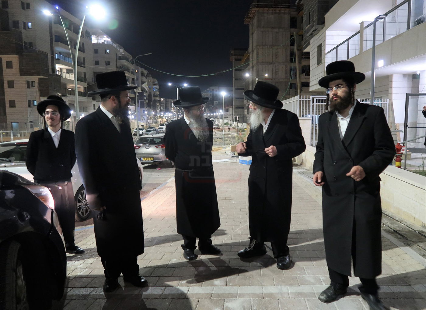 האדמו"ר מחוג חתם סופר בביקור בשכונת מתחם הסופרים בב"ב