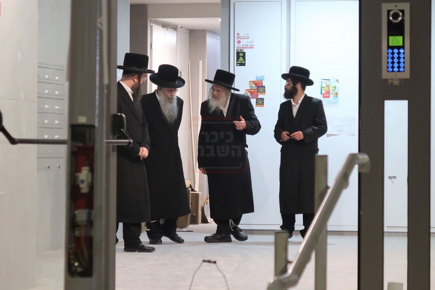 האדמו"ר מחוג חתם סופר בביקור בשכונת מתחם הסופרים בב"ב