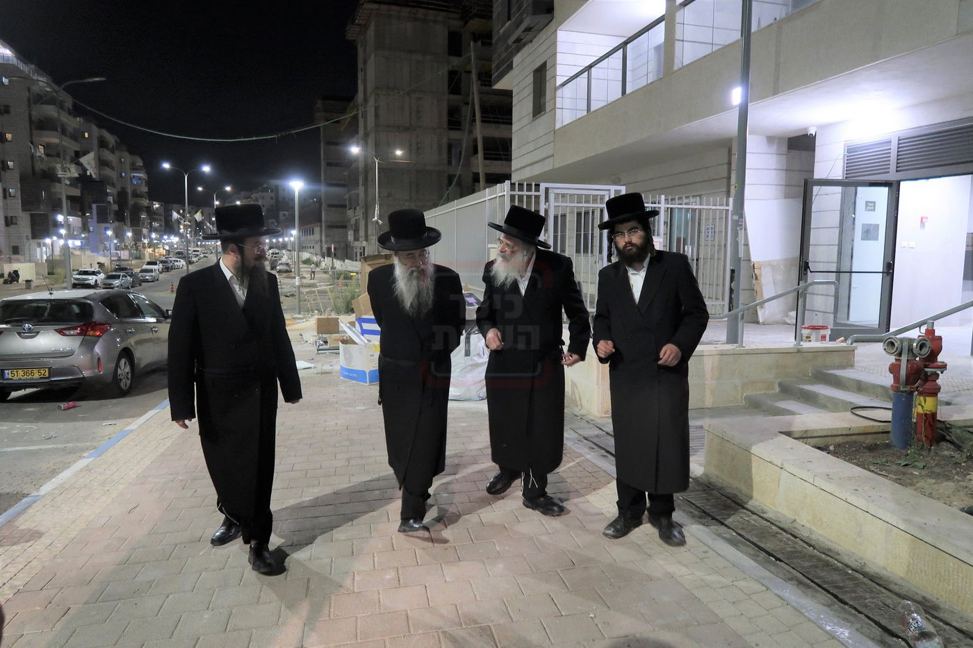 האדמו"ר מחוג חתם סופר בביקור בשכונת מתחם הסופרים בב"ב